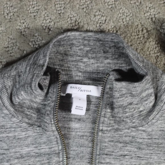 Daily Ritual Size S Grey 1/4 Zip Crop Sweatshirt Like New - Picture 3 of 3
